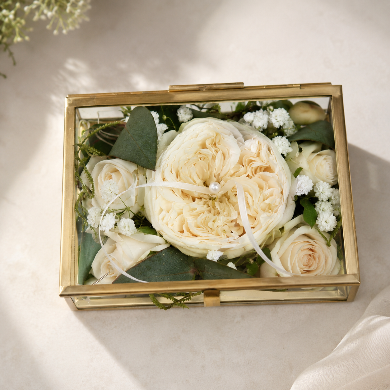 Florales Ringkästchen aus Messing und Glas mit cremefarbenen Rosen, Schleierkraut und Eukalyptus