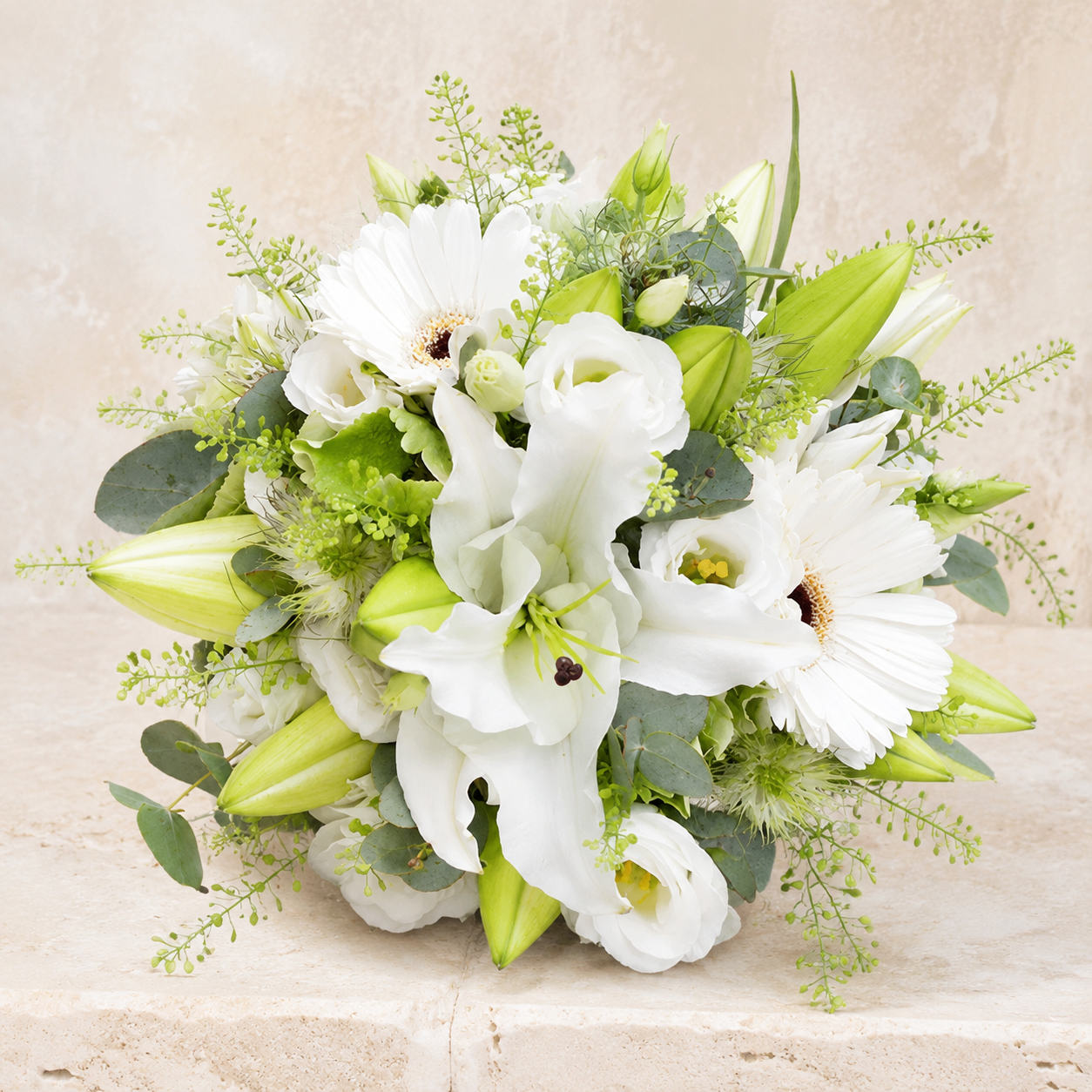 Weißer Brautstrauß mit Lilien, Gerbera, Lisianthus und Eukalyptus