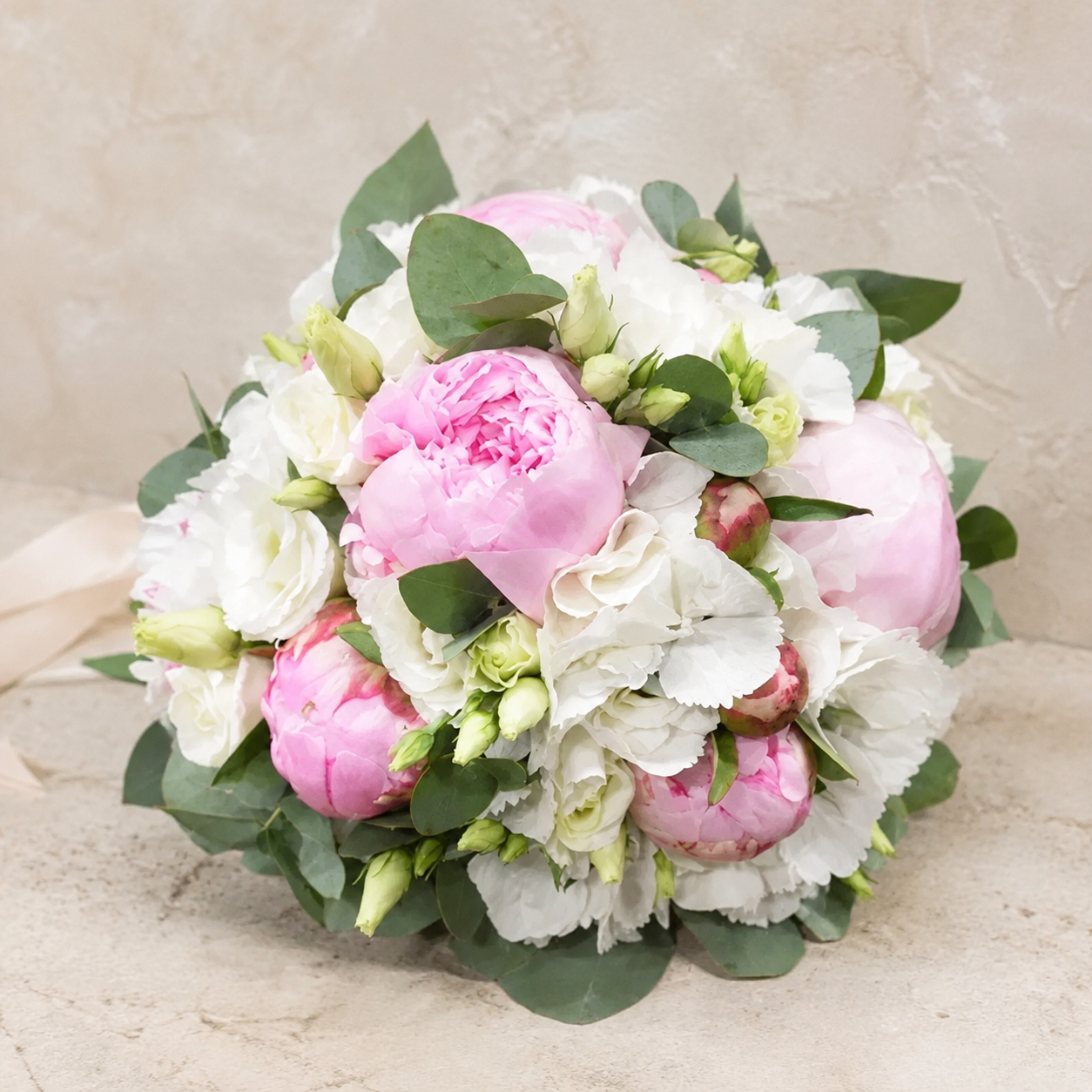 Romantischer runder Brautstrauß mit rosa Pfingstrosen, weißem Lisianthus und Eukalyptus – Hochzeitsfloristik Eliflora Schwabmünchen