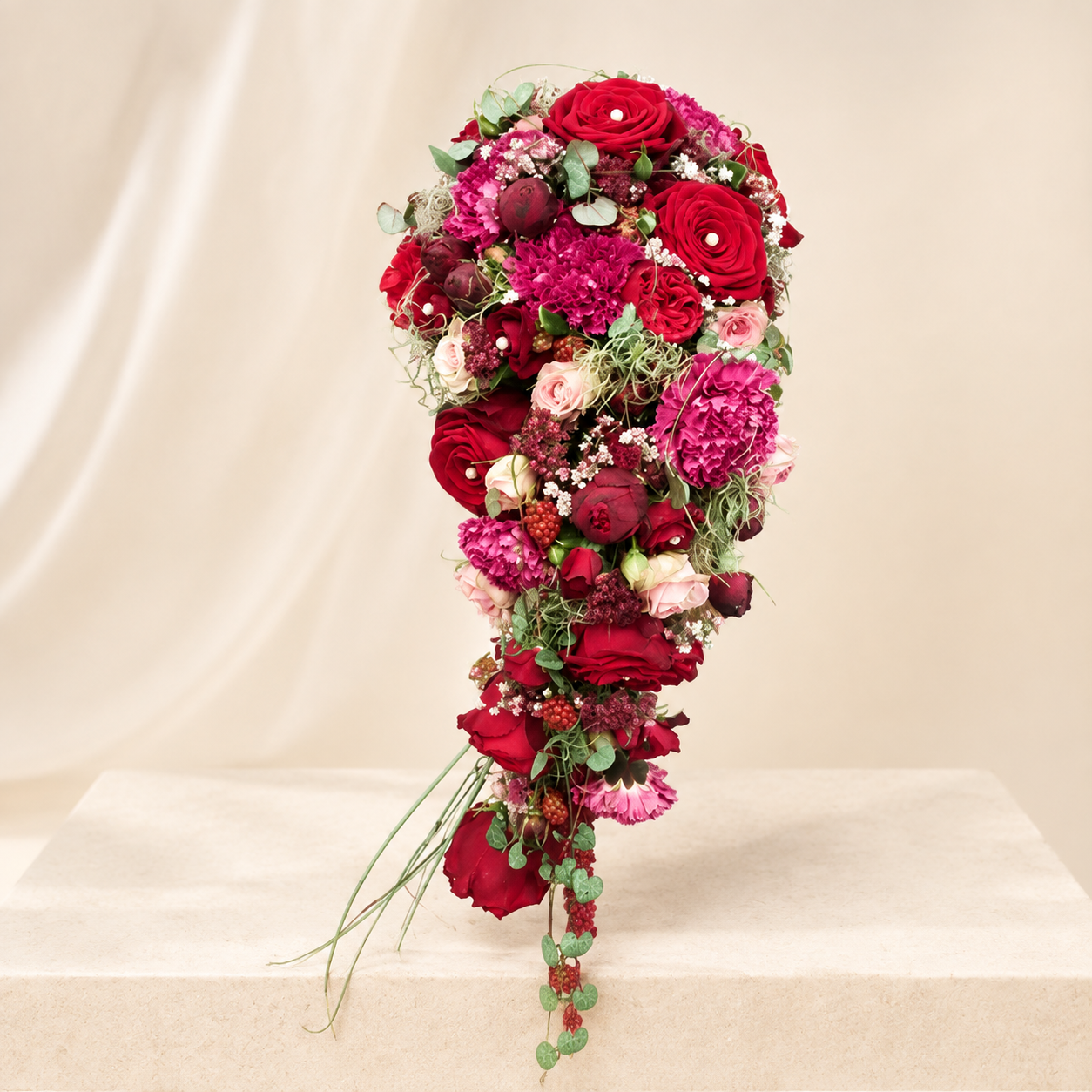 Wasserfall-Brautstrauß in Bordeaux und Pink mit roten Rosen, Nelken und Beeren