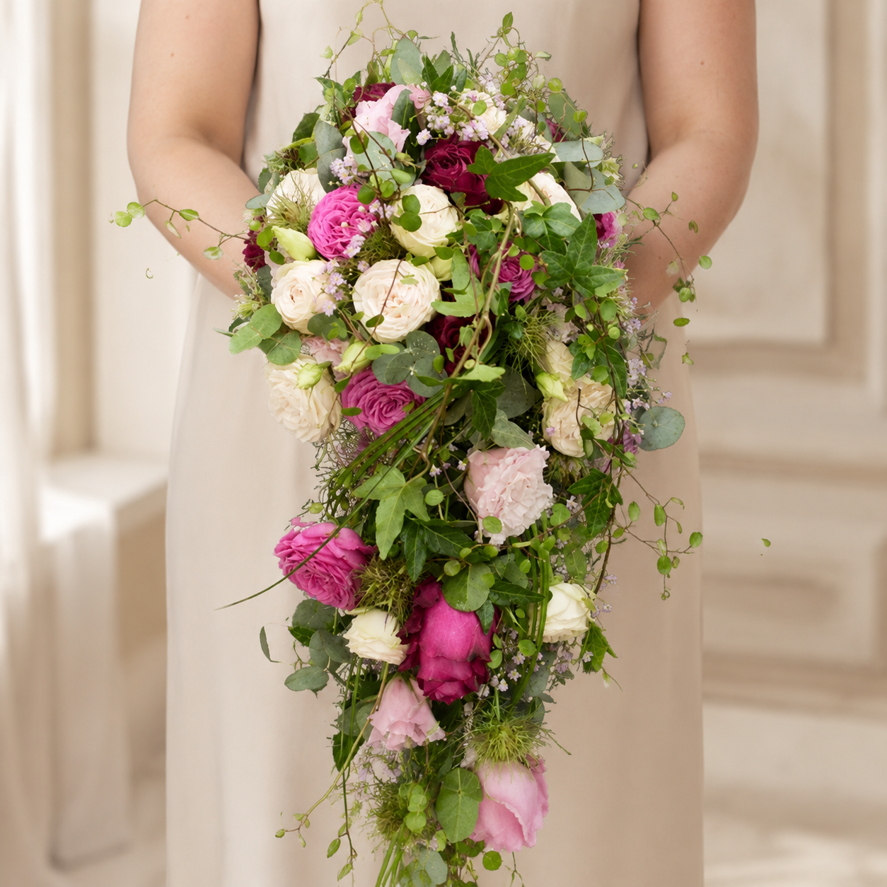 Wasserfall-Brautstrauß mit rosa und cremefarbenen Rosen in langer Kaskade